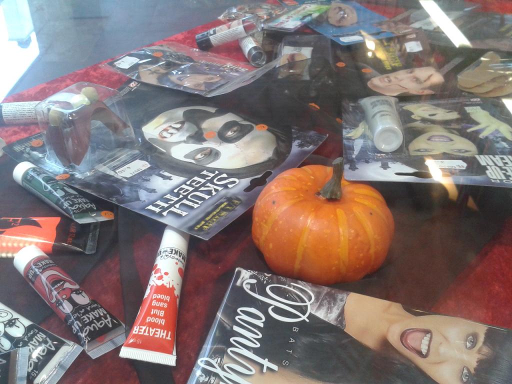 Vente de dguisements, costumes, chapeaux, masques, lentilles ...