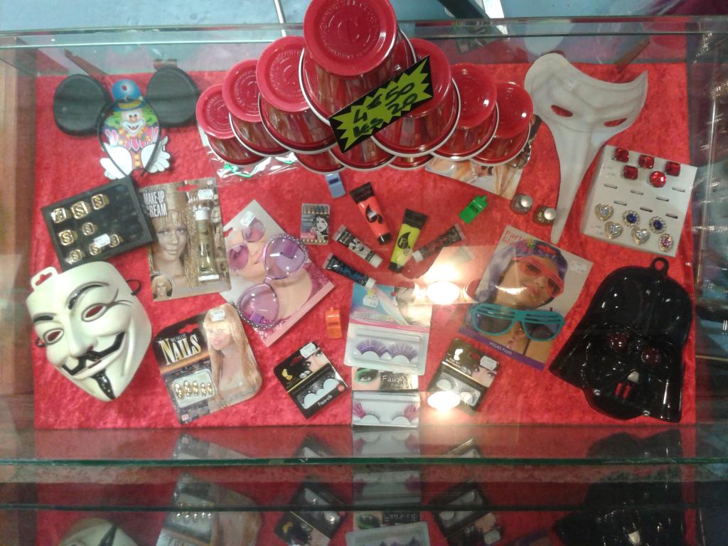 Vente de dguisements, costumes, chapeaux, masques, lentilles ...