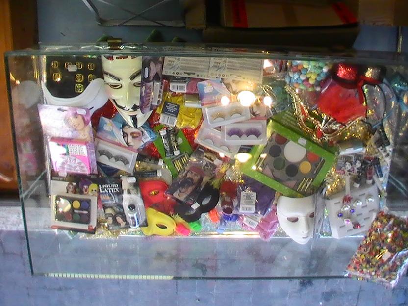 Vente de dguisements, costumes, chapeaux, masques, lentilles ...